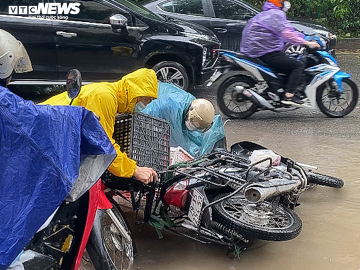 Ảnh: Đường gom đại lộ Thăng Long ngập sâu nửa mét, xe cộ ùn tắc gần 2km - 14