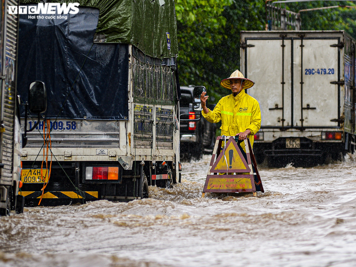 Ảnh: Đường gom đại lộ Thăng Long ngập sâu nửa mét, xe cộ ùn tắc gần 2km - 6