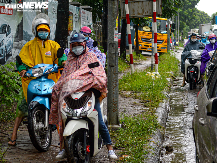 Ảnh: Đường gom đại lộ Thăng Long ngập sâu nửa mét, xe cộ ùn tắc gần 2km - 3