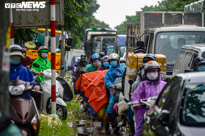 Ảnh: Đường gom đại lộ Thăng Long ngập sâu nửa mét, xe cộ ùn tắc gần 2km - 2