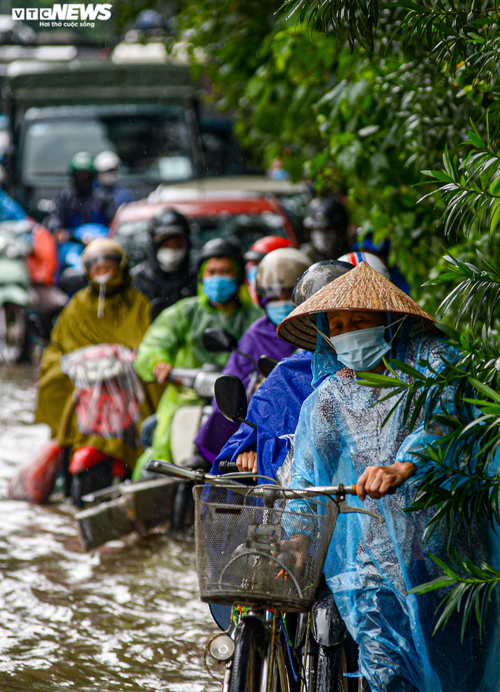 Ảnh: Đường gom đại lộ Thăng Long ngập sâu nửa mét, xe cộ ùn tắc gần 2km - 1