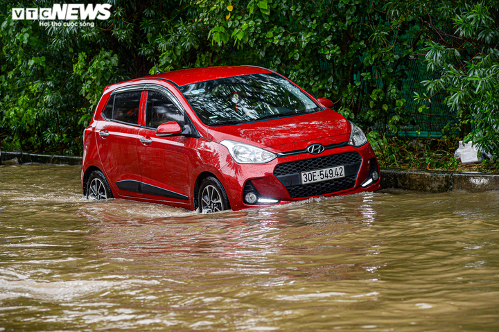Ảnh: Đường gom đại lộ Thăng Long ngập sâu nửa mét, xe cộ ùn tắc gần 2km - 9
