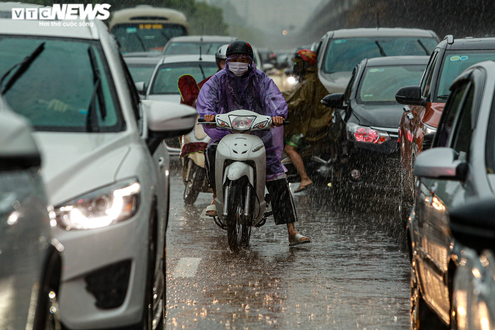 Ảnh: Mưa to gió lớn, Hà Nội ùn tắc khắp ngả trong sáng đầu tuần - 4