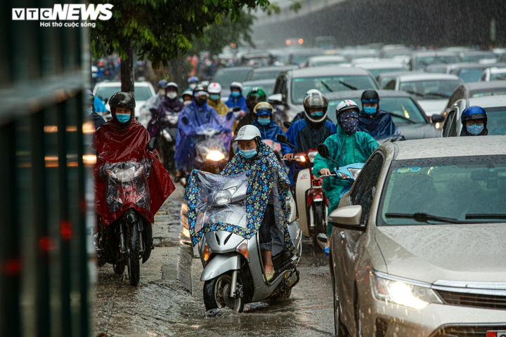 Ảnh: Mưa to gió lớn, Hà Nội ùn tắc khắp ngả trong sáng đầu tuần - 3