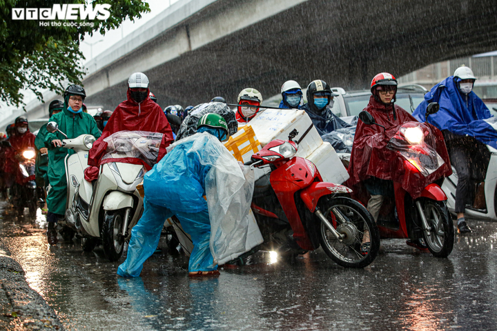 Ảnh: Mưa to gió lớn, Hà Nội ùn tắc khắp ngả trong sáng đầu tuần - 5