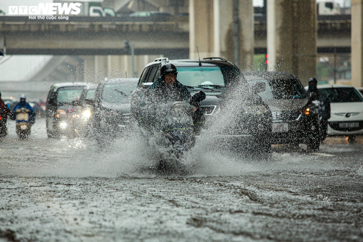 Ảnh: Mưa to gió lớn, Hà Nội ùn tắc khắp ngả trong sáng đầu tuần - 12