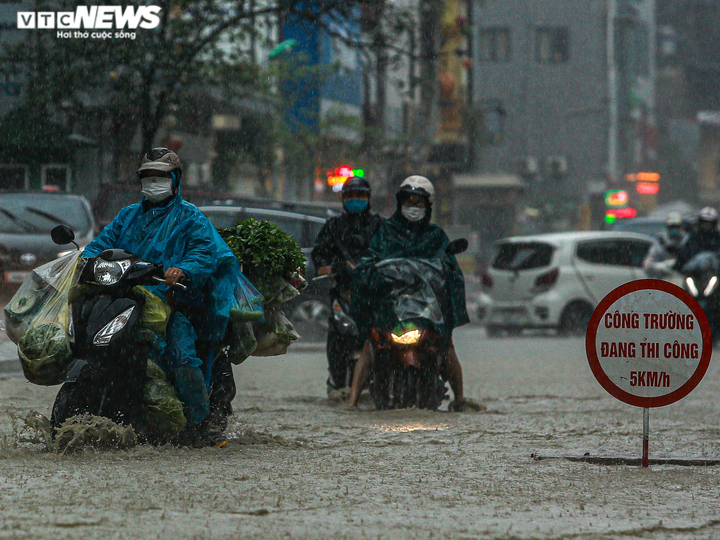 Ảnh: Mưa to gió lớn, Hà Nội ùn tắc khắp ngả trong sáng đầu tuần - 10