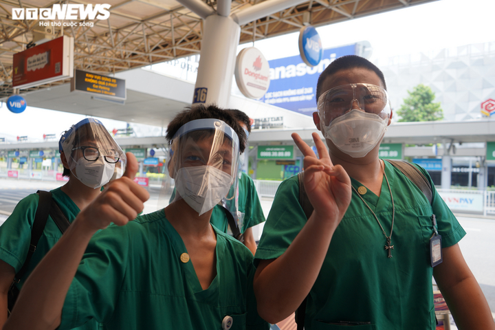 Ảnh: Xúc động ngày trở về của những 'chiến binh áo trắng' từ tâm dịch TP.HCM - 9