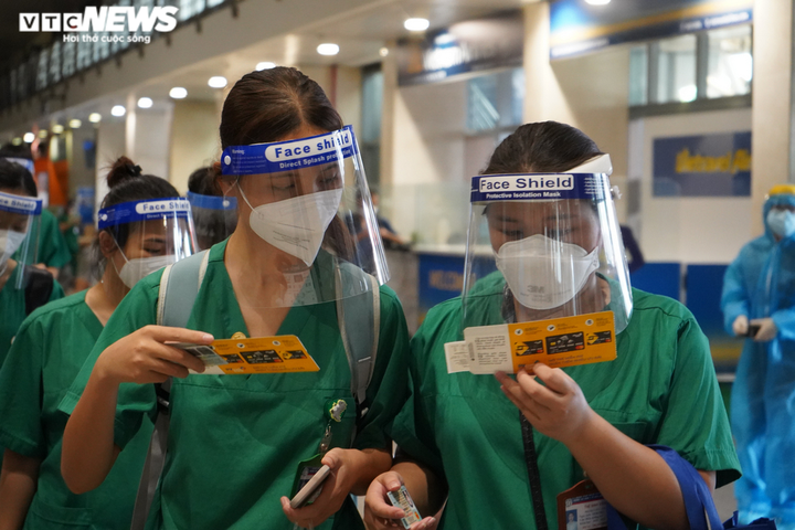 Ảnh: Xúc động ngày trở về của những 'chiến binh áo trắng' từ tâm dịch TP.HCM - 3