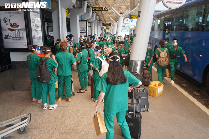 Ảnh: Xúc động ngày trở về của những 'chiến binh áo trắng' từ tâm dịch TP.HCM - 1