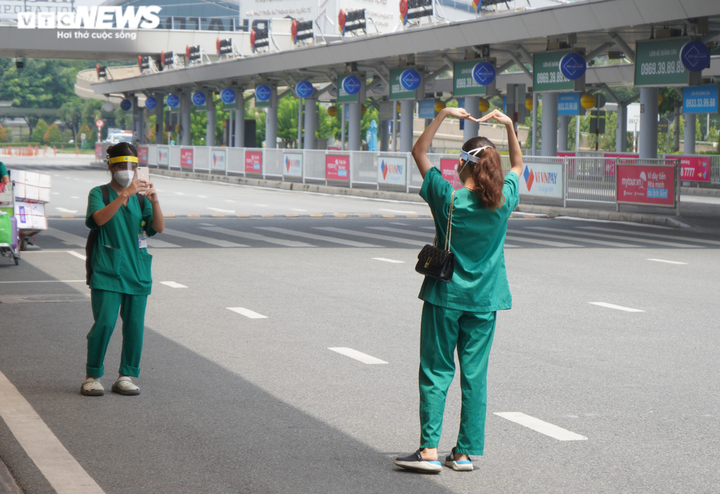 Ảnh: Xúc động ngày trở về của những 'chiến binh áo trắng' từ tâm dịch TP.HCM - 2