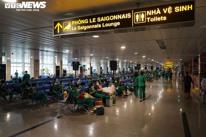 Ảnh: Xúc động ngày trở về của những 'chiến binh áo trắng' từ tâm dịch TP.HCM - 7