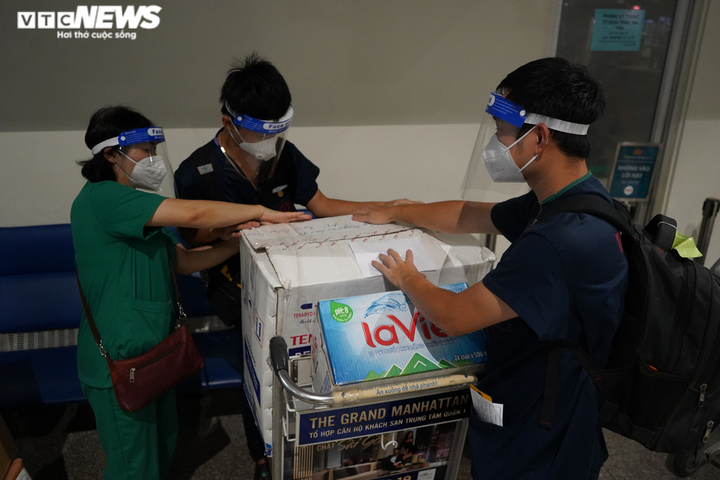 Ảnh: Xúc động ngày trở về của những 'chiến binh áo trắng' từ tâm dịch TP.HCM - 6