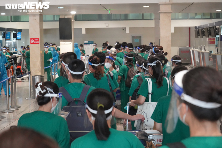 Ảnh: Xúc động ngày trở về của những 'chiến binh áo trắng' từ tâm dịch TP.HCM - 4