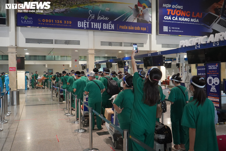 Ảnh: Xúc động ngày trở về của những 'chiến binh áo trắng' từ tâm dịch TP.HCM - 8