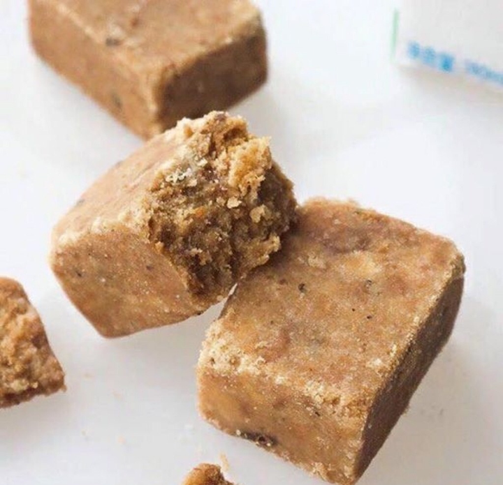 Được ví như 'viên gạch', món quà ăn vặt tuổi thơ này đến giờ vẫn gây thương nhớ - 3