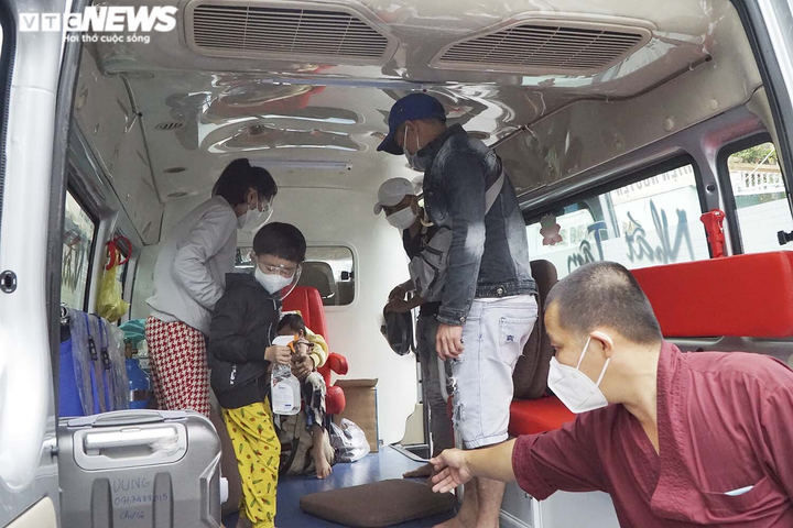 Ánh mắt đượm buồn của người rời TP.HCM về quê trên chuyến xe 0 đồng - 2