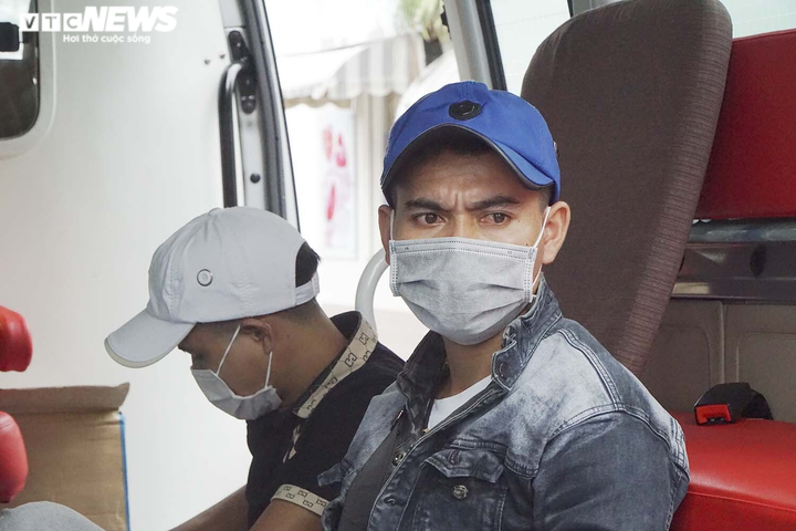 Ánh mắt đượm buồn của người rời TP.HCM về quê trên chuyến xe 0 đồng - 1