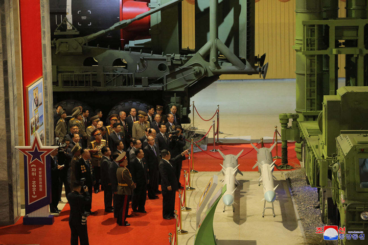 Triều Tiên phô diễn lực lượng ‘bất khả chiến bại’ giữa thủ đô Bình Nhưỡng - 7