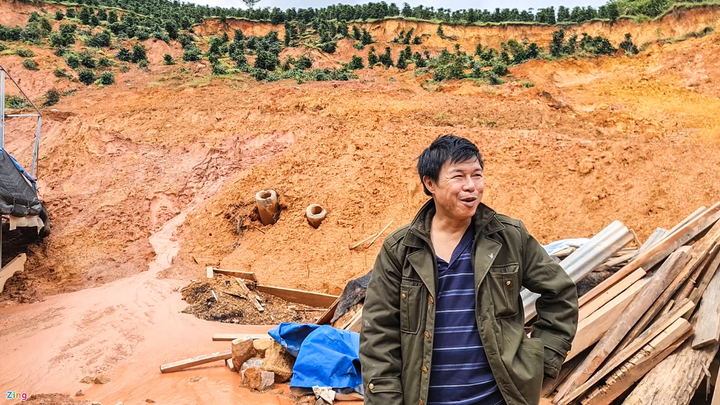 Sau tiếng nổ, đất đá đổ ập xuống nhà dân bên đường Trường Sơn Đông - 2