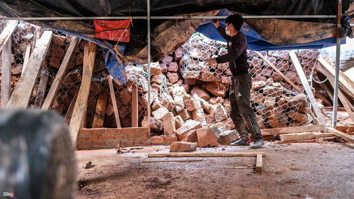 Sau tiếng nổ, đất đá đổ ập xuống nhà dân bên đường Trường Sơn Đông - 3