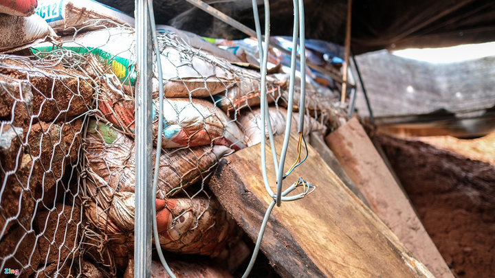 Sau tiếng nổ, đất đá đổ ập xuống nhà dân bên đường Trường Sơn Đông - 4