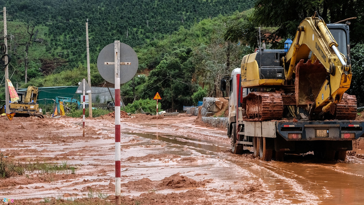 Sau tiếng nổ, đất đá đổ ập xuống nhà dân bên đường Trường Sơn Đông - 5