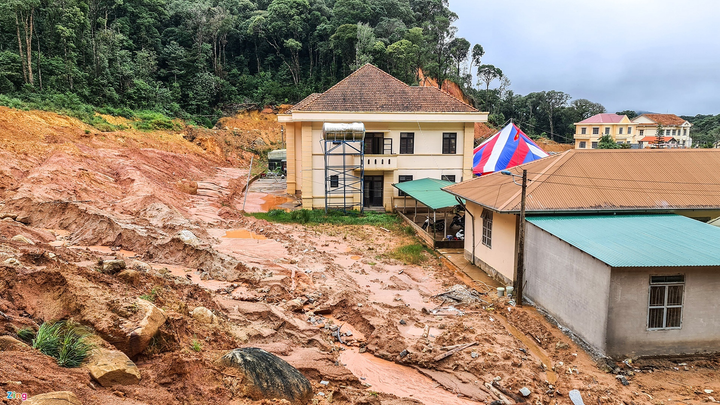 Sau tiếng nổ, đất đá đổ ập xuống nhà dân bên đường Trường Sơn Đông - 6