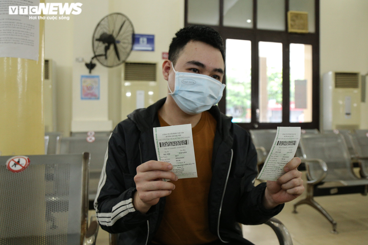 Ảnh: Ngày đầu tiên ngành đường sắt mở bán vé tàu Bắc-Nam - 6