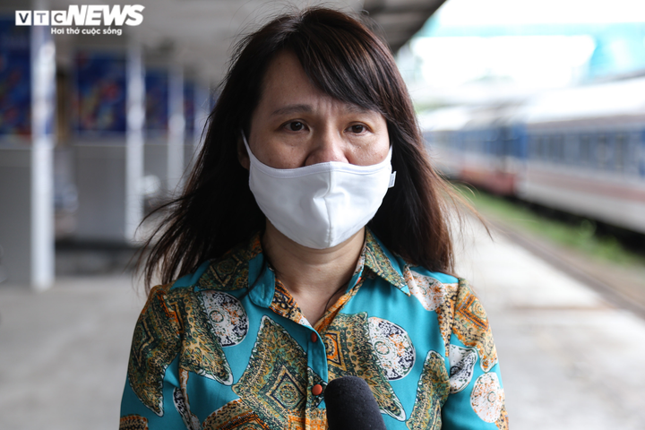 Ảnh: Ngày đầu tiên ngành đường sắt mở bán vé tàu Bắc-Nam - 5