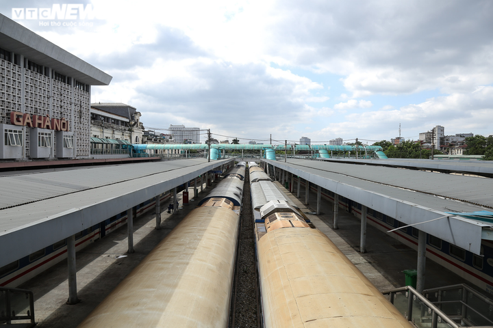 Ảnh: Ngày đầu tiên ngành đường sắt mở bán vé tàu Bắc-Nam - 9