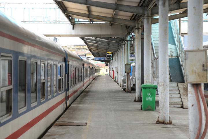 Ảnh: Ngày đầu tiên ngành đường sắt mở bán vé tàu Bắc-Nam - 11