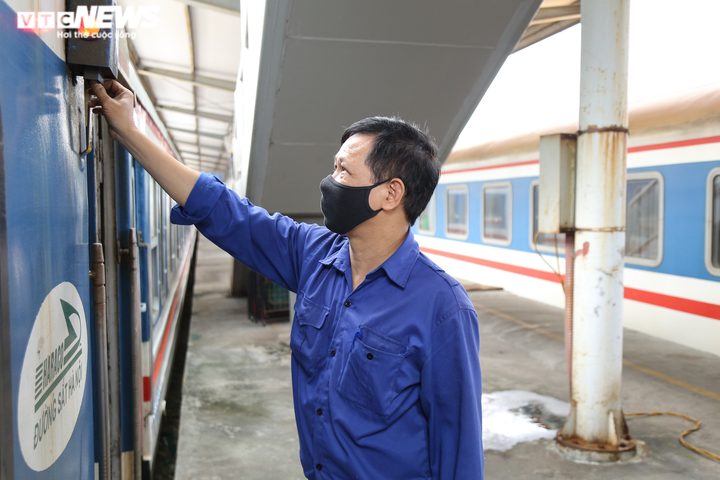 Ảnh: Ngày đầu tiên ngành đường sắt mở bán vé tàu Bắc-Nam - 8