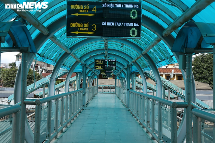 Ảnh: Ngày đầu tiên ngành đường sắt mở bán vé tàu Bắc-Nam - 10