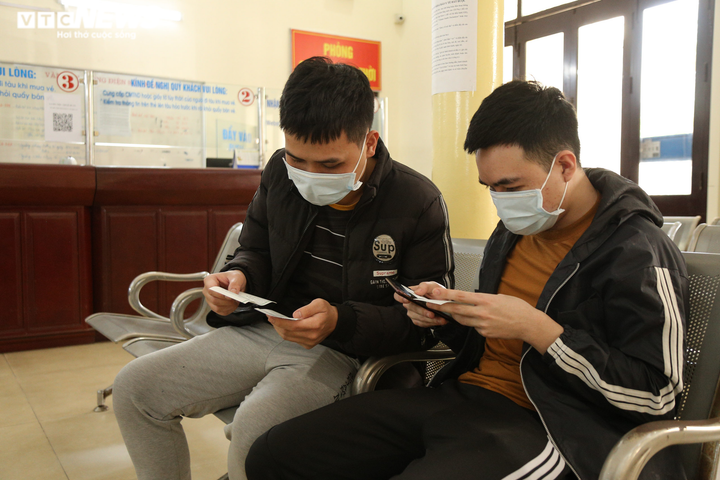 Ảnh: Ngày đầu tiên ngành đường sắt mở bán vé tàu Bắc-Nam - 7