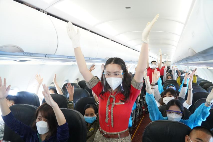 Đường bay nối lại trong sự hân hoan của người dân - 5