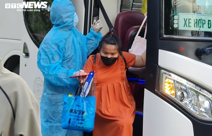 Quảng Ngãi sẽ đón hơn 1.100 người yếu thế về quê miễn phí bằng máy bay, ô tô - 1