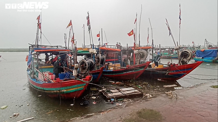 Ảnh: Người dân Hà Tĩnh chằng néo nhà cửa, tàu thuyền chống bão Kompasu - 2