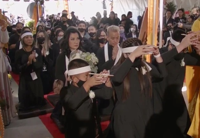 Lễ tang Phi Nhung ở Mỹ: Trizzie khóc ân hận, Mạnh Quỳnh xin lỗi Wendy Phạm - 12