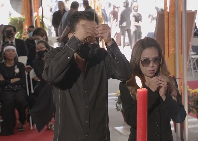 Lễ tang Phi Nhung ở Mỹ: Trizzie khóc ân hận, Mạnh Quỳnh xin lỗi Wendy Phạm - 14