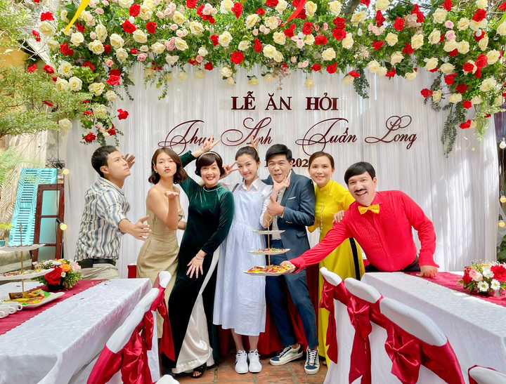 Vân Dung mặc áo dài, e ấp bên Quang Thắng trong 'lễ ăn hỏi' - 4