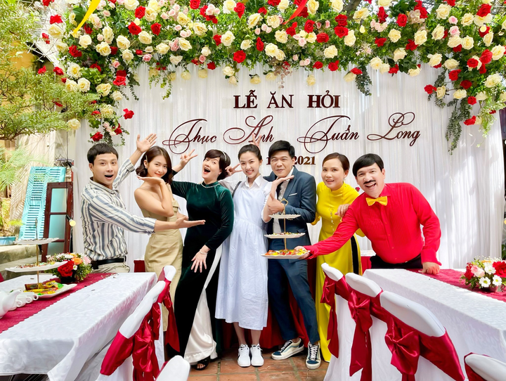 Vân Dung mặc áo dài, e ấp bên Quang Thắng trong 'lễ ăn hỏi' - 3