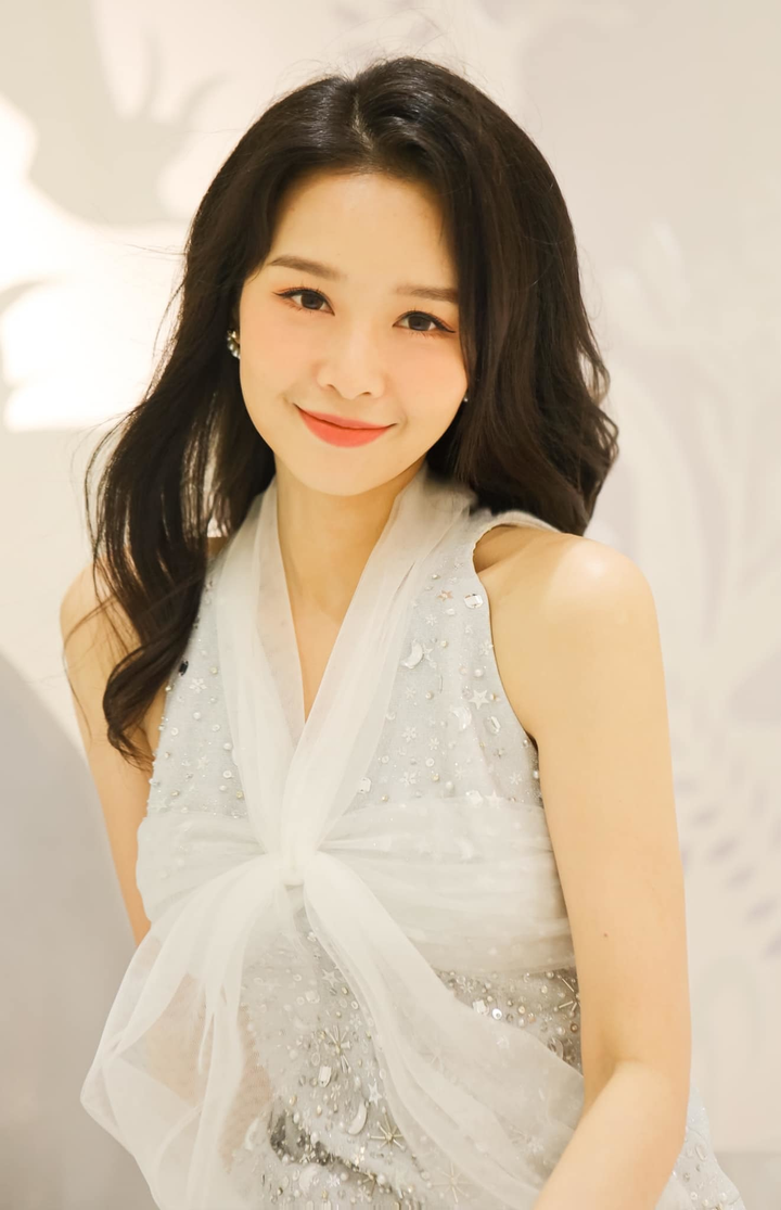 Nhan sắc của MC VTV từng bị cắt sóng vì gương mặt quá trẻ - 12