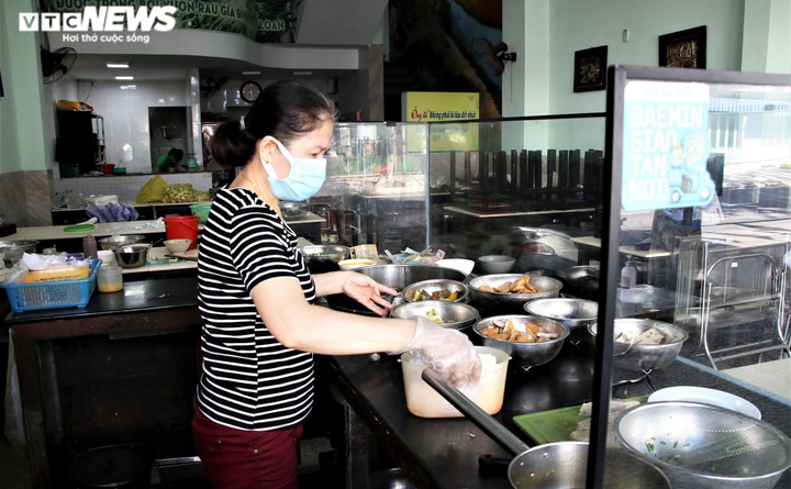 Đà Nẵng mở lại các hoạt động trừ dịch vụ làm đẹp, vũ trường, karaoke, massage - 1