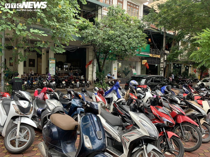 Quán cà phê Hà Nội chật cứng khách trong ngày đầu được bán tại chỗ - 1