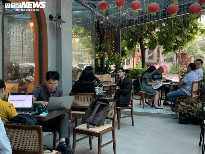 Quán cà phê Hà Nội chật cứng khách trong ngày đầu được bán tại chỗ - 14