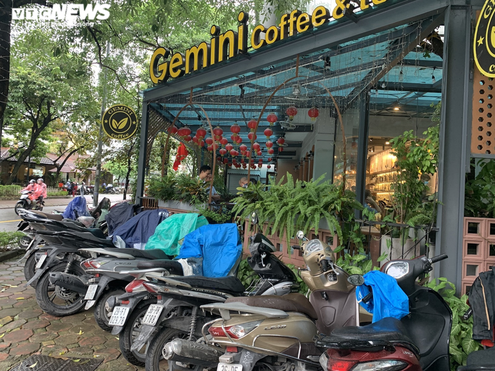 Quán cà phê Hà Nội chật cứng khách trong ngày đầu được bán tại chỗ - 13