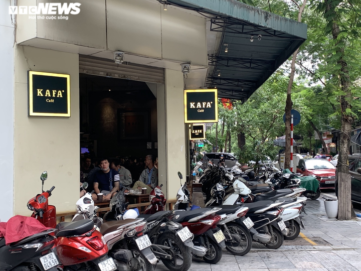 Quán cà phê Hà Nội chật cứng khách trong ngày đầu được bán tại chỗ - 7