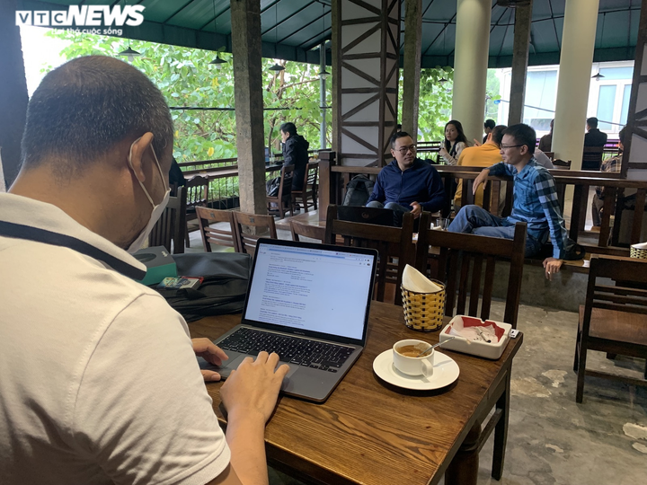 Quán cà phê Hà Nội chật cứng khách trong ngày đầu được bán tại chỗ - 5