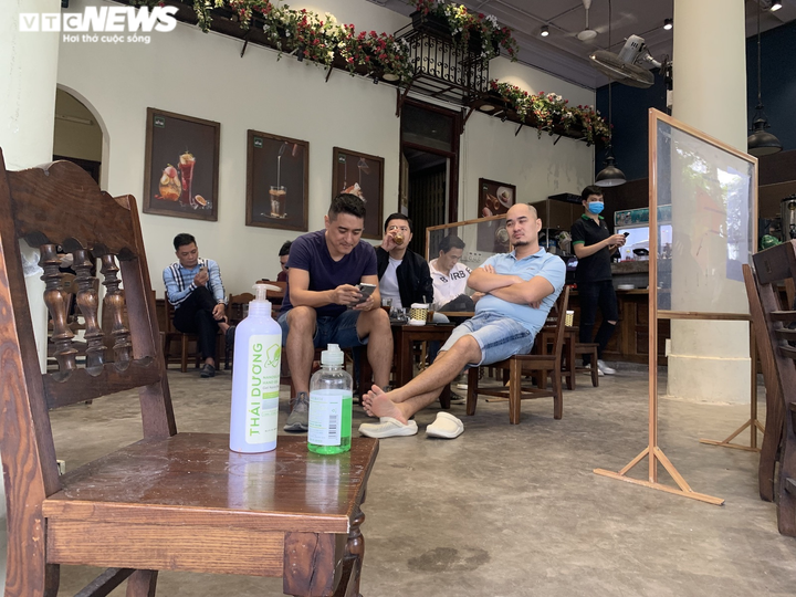 Quán cà phê Hà Nội chật cứng khách trong ngày đầu được bán tại chỗ - 3